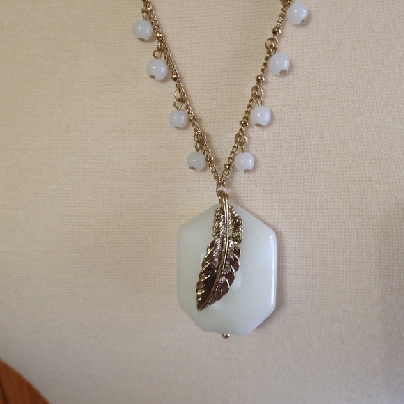 Cushion Cabochon & Feather Pendant Necklace - EUC - Picture 2 of 5